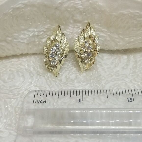 Coro Clip Earrings Rhinestone Center Gold Tone Leaf Clip Earrings Vintage - Picture 4 of 9